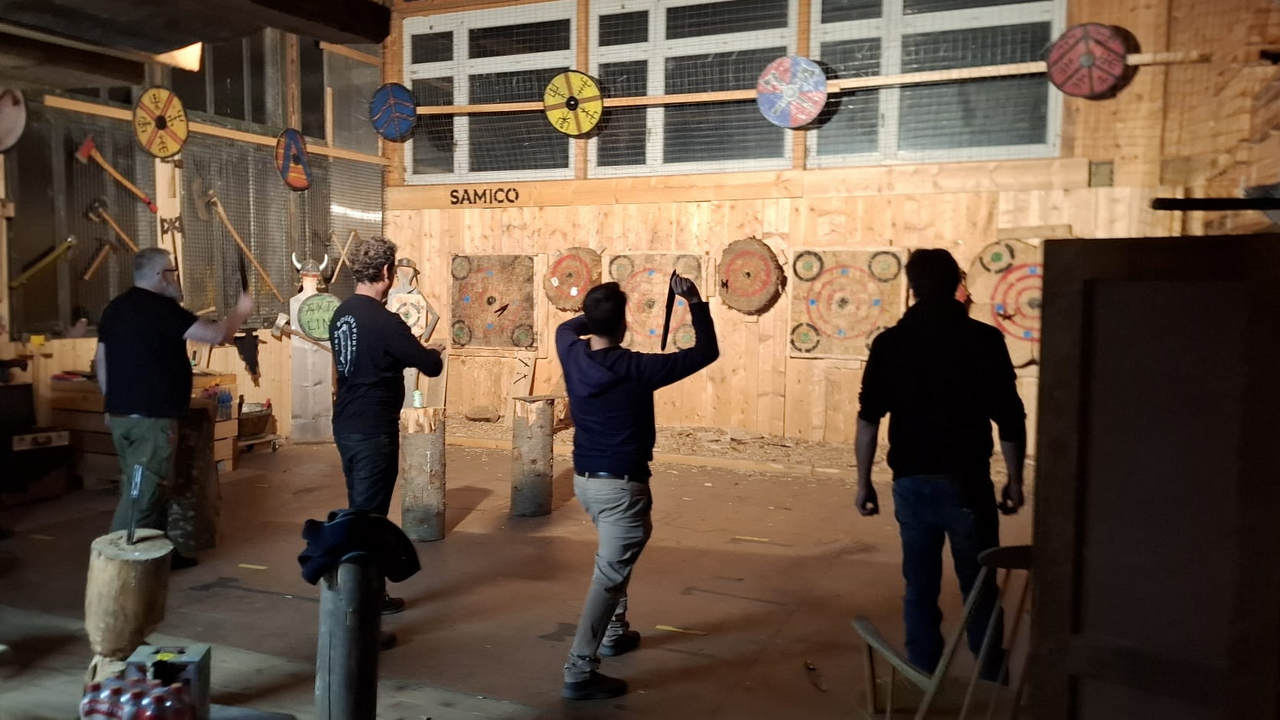 Schnell und präzise – Messerwerfen verlangt Konzentration – und macht richtig Spass. Ein erfahrener Instruktor führt euch durch den gesamten Kurs. Enthalten: Einführung in Technik, Haltung & Sicherheit Wurftraining mit verschiedenen Wurfmessern Kleiner Wettkampf zum Abschluss Wurfgegenstände Verschiedene Wurfmesser Äxte Schaufel