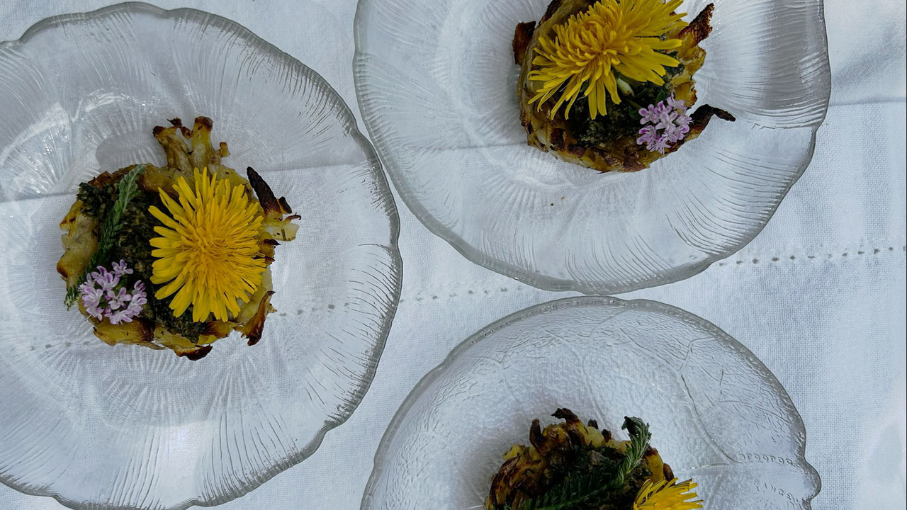 Auf unserem weitläufigen Gelände wachsen nicht nur kultivierte Gartenpflanzen, sondern auch zahlreiche heimische Wildkräuter. Auf dieser Führung lernen Sie essbare Wildpflanzen kennen, ernten und kulinarisch nutzen. Sie erfahren, welche Teile der Pflanzen besonders aromatisch sind und wie sich ihre Aromen mit anderen Zutaten verbinden lassen. Zwischen Wiesen, Waldrändern und Permakulturgärten gibt es reichlich Gelegenheit, die Pflanzen mit allen Sinnen kennenzulernen. Zum Abschluss geniessen Sie einen frisch zubereiteten Wildkräuter-Apéro – aromatisch, saisonal und direkt aus der Natur. Gemeinsames Entdecken und Probieren schärft die Sinne, macht Spass und verbindet. Dieses Angebot ist ideal für Teams, die neue Energie tanken und gleichzeitig etwas Praktisches für den Alltag mitnehmen wollen – ein kulinarischer Ausflug, der in Erinnerung bleibt.