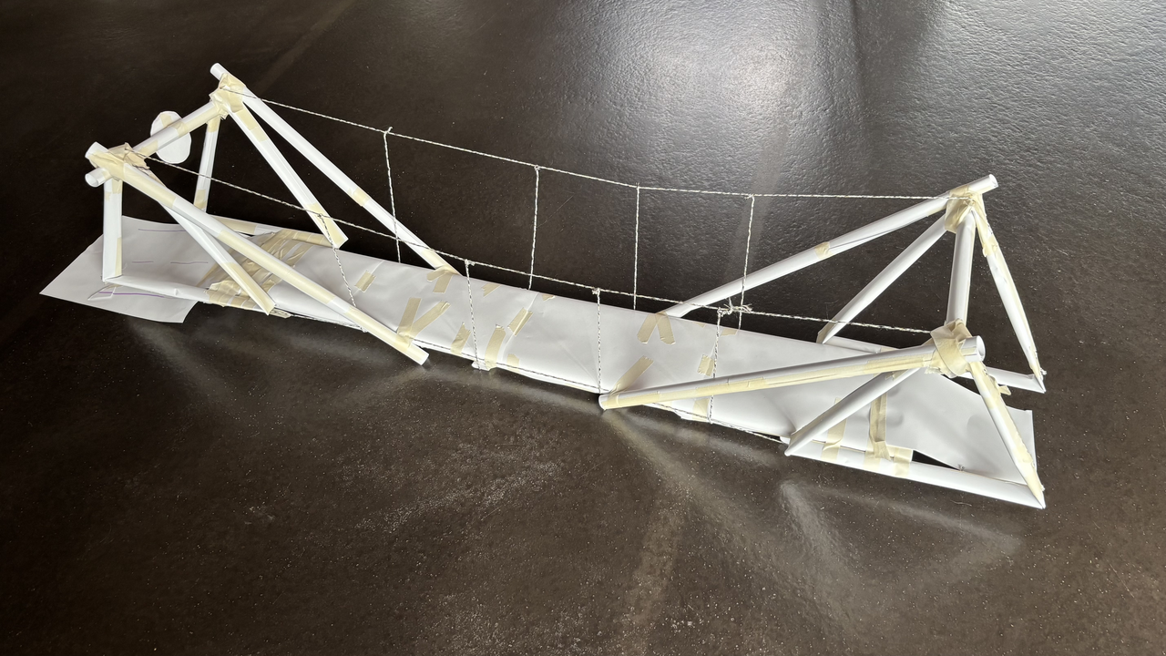 Versuchen Sie sich als Ingenieure und bauen Sie in Gruppen à drei bis vier Personen aus Papier eine möglichst lange und stabile Brücke. Nebst Improvisationstalent und guten Ideen sind hierbei handwerkliches Geschick und vor allem Teamwork gefragt. Spielerisch erleben Sie bei diesem Workshop die Lust am experimentellen Vorgehen und der konstruktive Umgang mit Scheitern. Ob Ihre Brücke hält, zeigt am Ende ein kleines Auto, das beim Darüberfahren den Belastungstest macht.