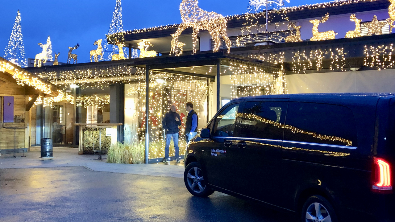 Ob Firmenfeier, Vereinsausflug oder privates Weihnachtstreffen – unser "Hüttenzauber" ist das perfekte Event, um die festliche Stimmung in vollen Zügen zu geniessen. Stellen Sie sich vor: ein knisterndes Feuer, duftender Glühwein und ein reich gedeckter Tisch, während draussen leise der Schnee fällt oder zumindest die kalte Jahreszeit Einzug hält.