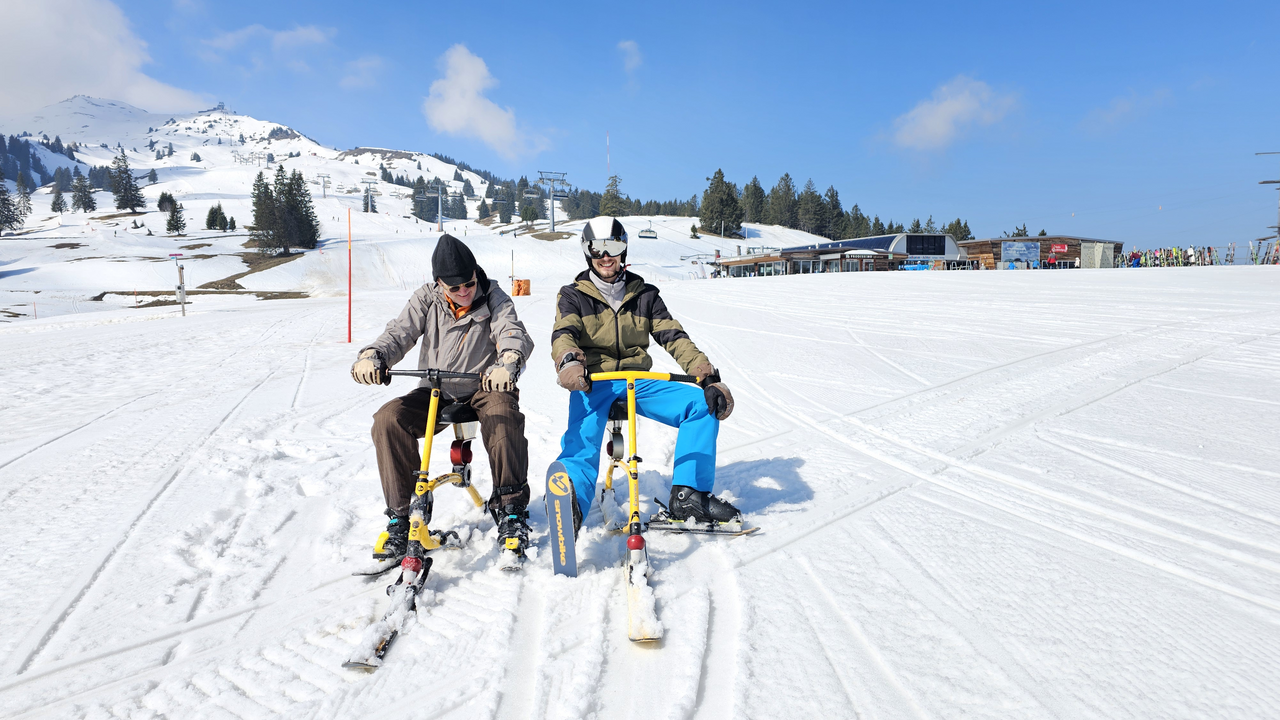 Neu: im Winter 2025-26 auch in Flumserberg. Nach 12 Wintersaisons im Berner Oberland (Zweisimmen-Gstaad-Lenk) expandieren wir mit 2 Instruktoren in die Region Zürich - Ostschweiz. Ein Wintersport der wirklich Fun-Sport ist! Unsere Snowbikes sind vorne und hinten gefedert – ähnlich wie Mountainbikes. «Langsam? Oder: Etwas für alte Leute?» Denkste: der Weltrekord von Erich Brenter von 1964 liegt bei 166 km/h! Aber so schnell fahren wir nicht beim Lernen! Versprochen. Nach 30 Minuten Einführung beherrschst Du die Grundkenntnisse und gleitest mit Deiner Gruppe ins Tal hinab. Ab 2. und 3. Abfahrt wird es immer schneller, aber kontrolliert. Nachmittags werden lange, schnelle Schwünge und Kurzschwünge instruiert, je nach Fortschritt der Gruppe.