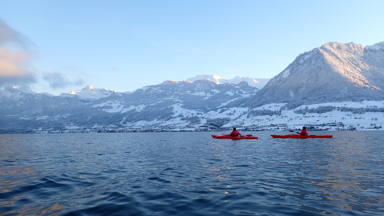 Fondue Kanu-Tour Paddeln im Winter ist ein einzigartiges Erlebnis und dank der richtigen Bekleidung auch überhaupt nicht kalt. In Begleitung eines Guides paddeln Sie am Bürgenstock entlang zu einer einsamen Bucht, wo Sie ein über dem Feuer zubereitetes Fondue geniessen. Anschliessend geht die Tour zurück zum Ausgangsort.