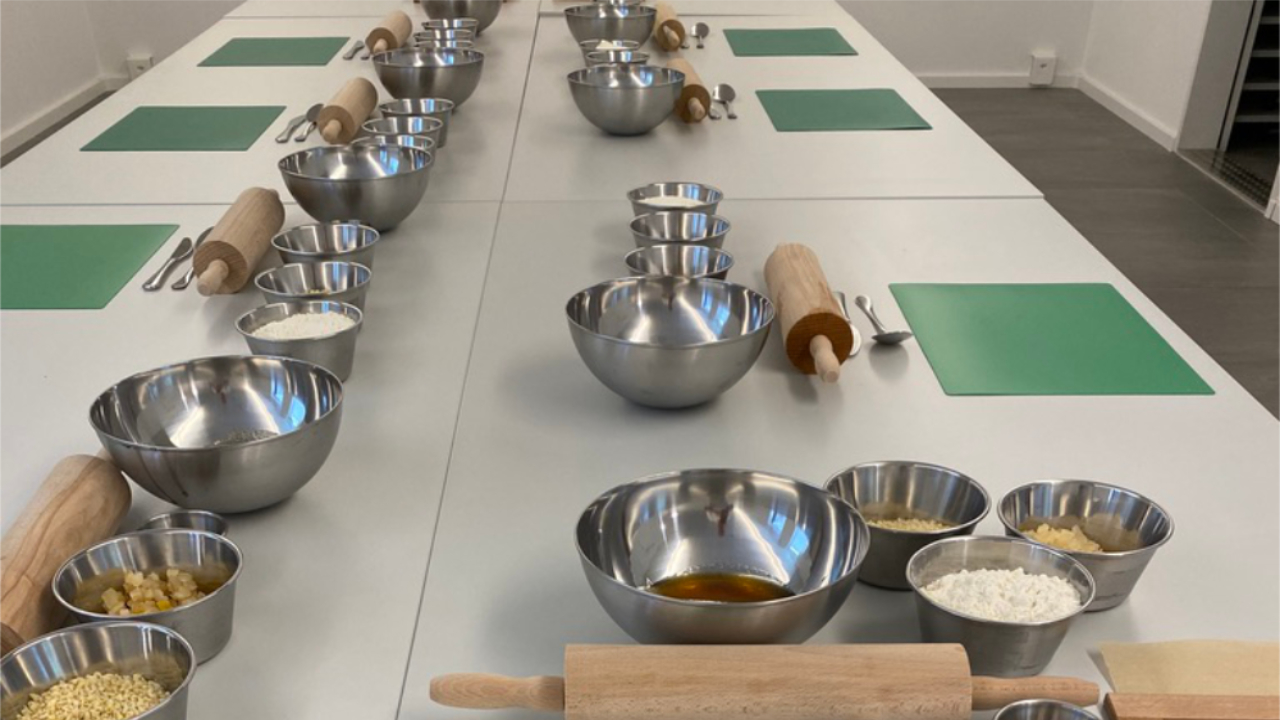 In diesem süssen Läckerli Workshop lernen Sie Basler Läckerli selber herstellen. Ein unterhaltsamer Team Event mit Geschichte zum Basler Läckerli und Handarbeit bis das Gebäck fertig ist. Vereinsanlass, Firmenevent, Familientreffen, Geburtstagsfeier, Babyshower Party, Polterabend, Weihnachts- oder Vollmondbacken.