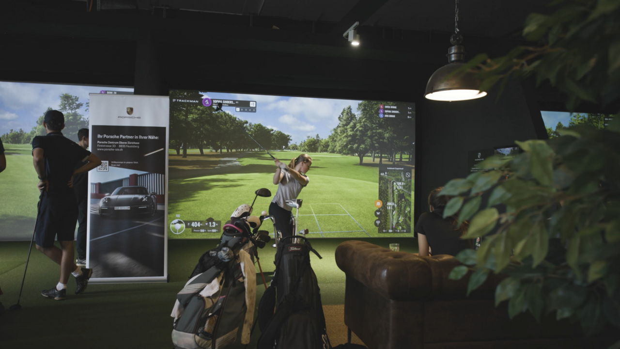Nimm deine MitarbeiterInnen oder Freunde mit für eine Partie Golf auf den berühmtesten Golfplätzen der Welt! Unsere TrackMan Simulatoren bieten ein unvergessliches und authentisches Golferlebnis. Sowohl für AnfängerInnen als auch für Profis geeignet.
