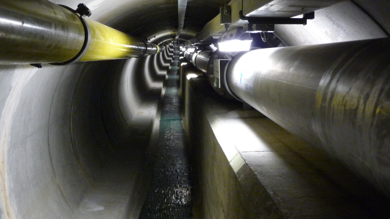 In den 1980er Jahren wurde in Olten mit viel Aufwand ein Stollen unter der Aare hindurch gebaut. In diesem Tunnel wurden die Strom-, Gas-, Wasser- und Telekom-Leitungen katastrophensicher verlegt. Der Tunnel ist begehbar und verbindet die beiden Oltner Stadtteile westlich und östlich der Aare auf Höhe des Bahnhofs.