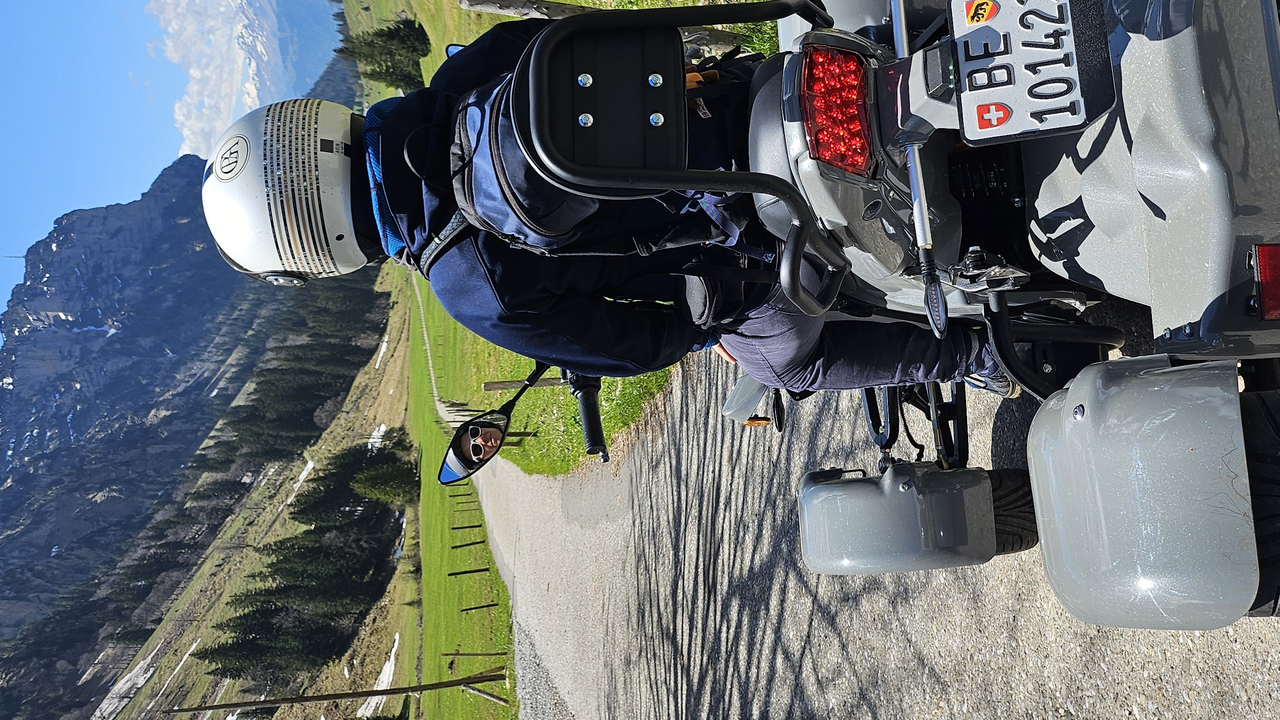 Erleben Sie Gstaads atemberaubende Bergwelt aus einer neuen Perspektive – auf einer geführten E-Quad Tour. Abseits der klassischen Routen geht es auf modernen, geräuscharmen Quads durch malerische Landschaften. Die Tour verbindet Abenteuer, Naturerlebnis und Fahrspass auf nachhaltige Weise. Ein besonderes Highlight für alle, die Gstaad aktiv und stilvoll entdecken möchten.
