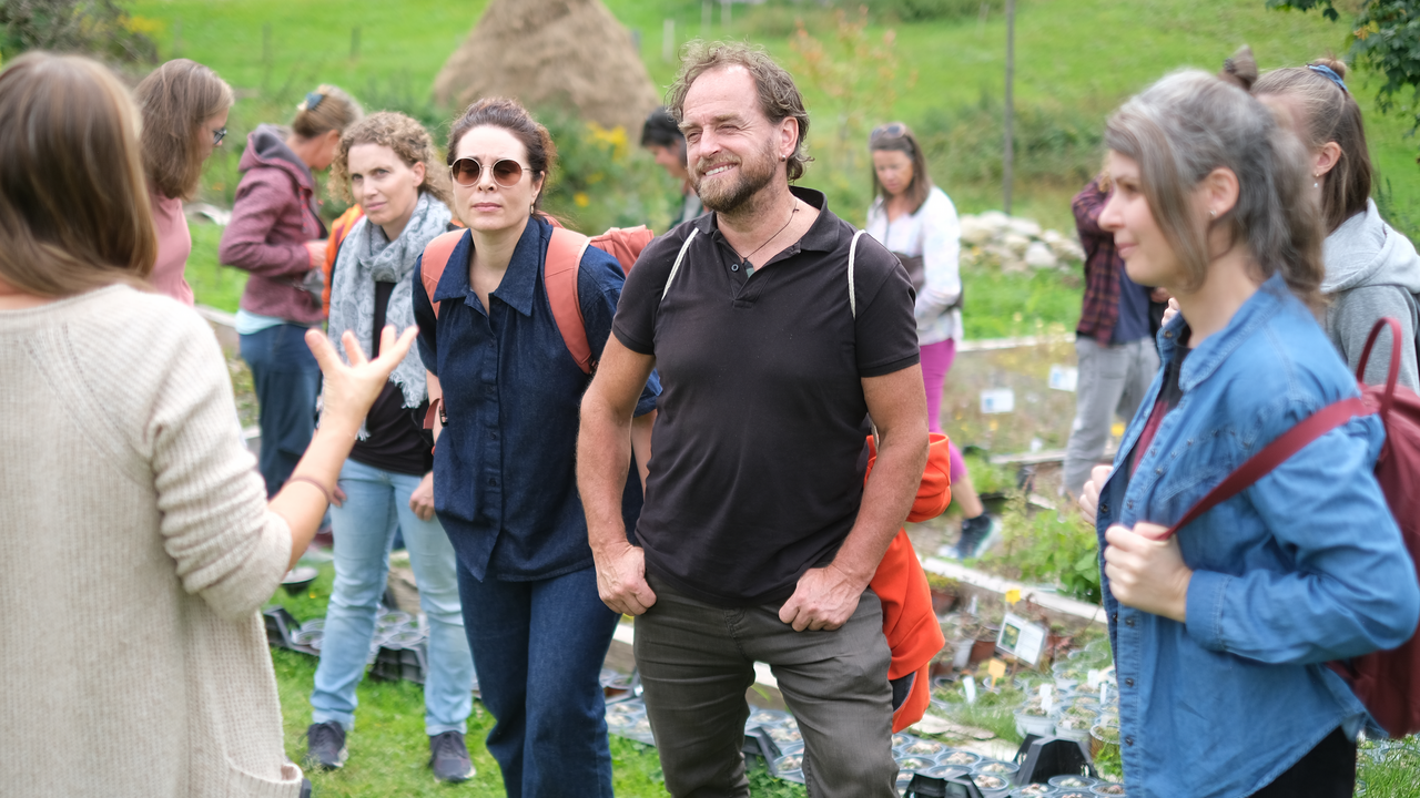 Lebensräume für Bienen & Schmetterlinge Bienen, Schmetterlinge und andere Insekten sind für gesunde Ökosysteme unersetzlich. Auf dieser Führung entdecken Sie die wichtigsten Pflanzen, die Insekten wertvolle Nahrung und Lebensraum bieten. Sie erfahren, an welchen Pflanzen sich Raupen entwickeln, welche Blüten für Wildbienen besonders attraktiv sind und wie wir in der Permakultur gezielt Lebensräume schaffen. Der Rundgang führt Sie quer durch blühende Gartenanlagen und artenreiche Wiesen. Unterwegs gibt es Tipps, wie sich auch im eigenen Garten oder auf dem Balkon insektenfreundliche Strukturen schaffen lassen. Dieses Angebot verbindet Naturwissen mit praktischen Ideen für den eigenen Alltag und inspiriert dazu, Verantwortung für die Umwelt zu übernehmen. Für Firmen und Vereine ist es ein gemeinsames Erlebnis mit bleibendem Mehrwert.