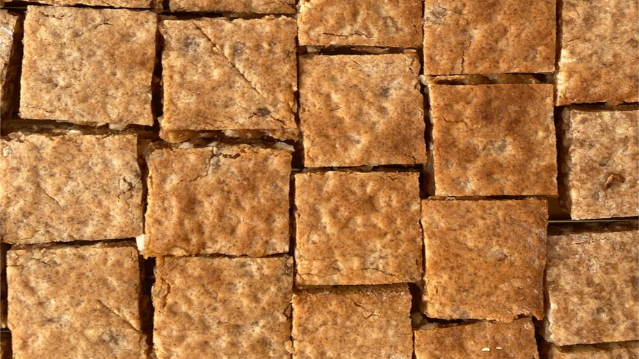 In diesem süssen Läckerli Workshop lernen Sie Basler Läckerli selber herstellen. Ein unterhaltsamer Team Event mit Geschichte zum Basler Läckerli und Handarbeit bis das Gebäck fertig ist. Vereinsanlass, Firmenevent, Familientreffen, Geburtstagsfeier, Babyshower Party, Polterabend, Weihnachts- oder Vollmondbacken.