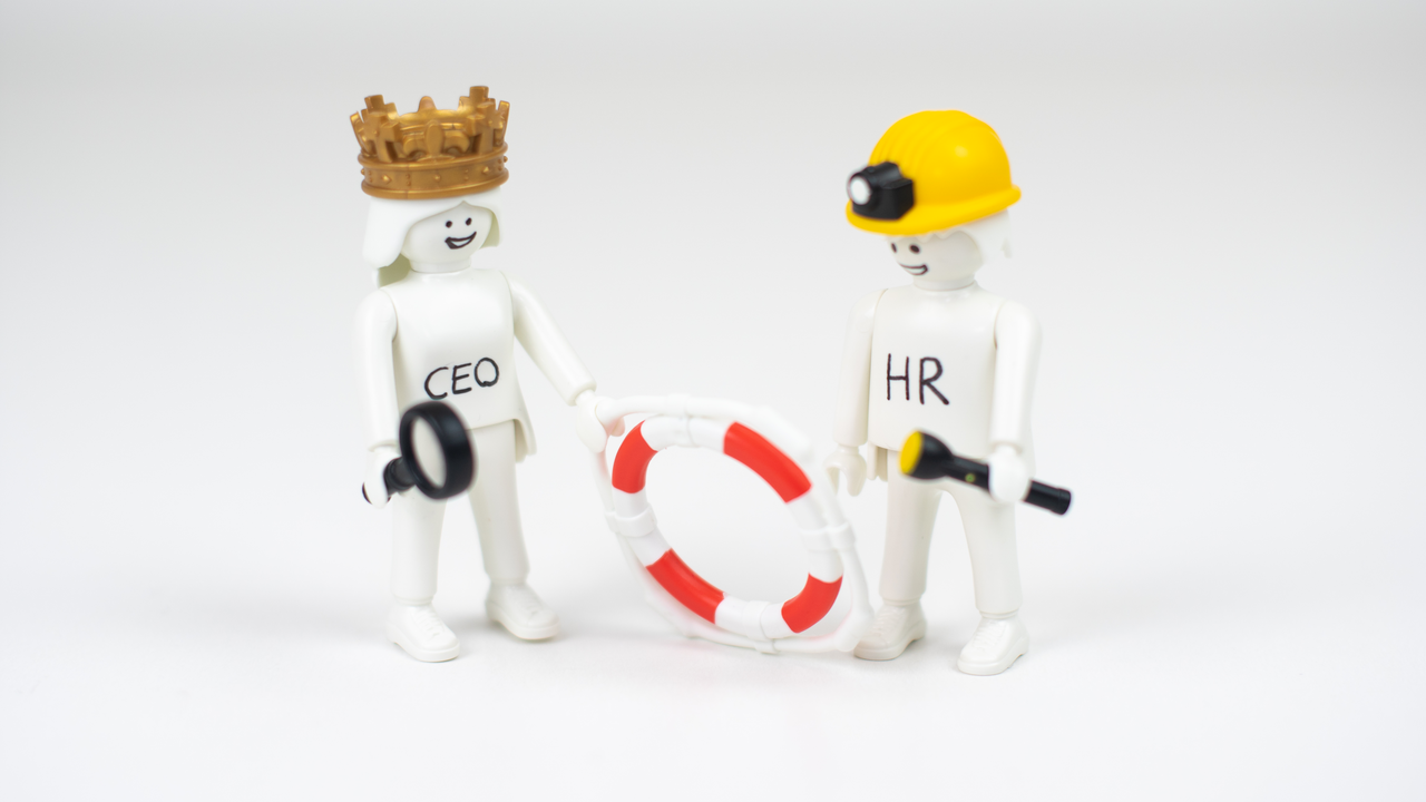 PLAYMOBIL pro. – Spielfiguren als Schlüssel für die eigene Aussage. Mit PLAYMOBIL pro. werden neutrale Figuren zu Botschaftern unserer Gedanken. Sie werden bemalt, beschrieben, in Rollen gesteckt – und plötzlich entstehen Szenen, die komplexe Zusammenhänge sichtbar machen. Die Methode kombiniert Gamification mit Tiefgang: Konflikte, Machtverhältnisse oder neue Ideen werden spielerisch dargestellt, diskutiert und reflektiert. Sprachbarrieren und Hierarchien treten in den Hintergrund – stattdessen zählt, was das Modell zeigt. 👉 Unser Team bildet die Methode nicht nur aus sondern nutzt PLAYMOBIL pro. als haptisches Moderationstool für Workshops zwischen 3 und 200 Personen, flexibel in Deutsch und Englisch. National wie international - für alle Zielgruppen.