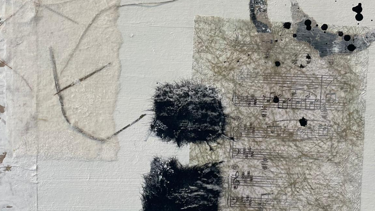 Hier wird nicht nur gemalt, sondern auch Papiere und andere Materialien aufgeklebt, mit Sand oder Kaffeepulver gearbeitet und auch gestempelt. Ein abstraktes Bild darf entstehen. Es kann ein gemeinsames Thema sein oder einfach, was gerade passt. Seid gespannt