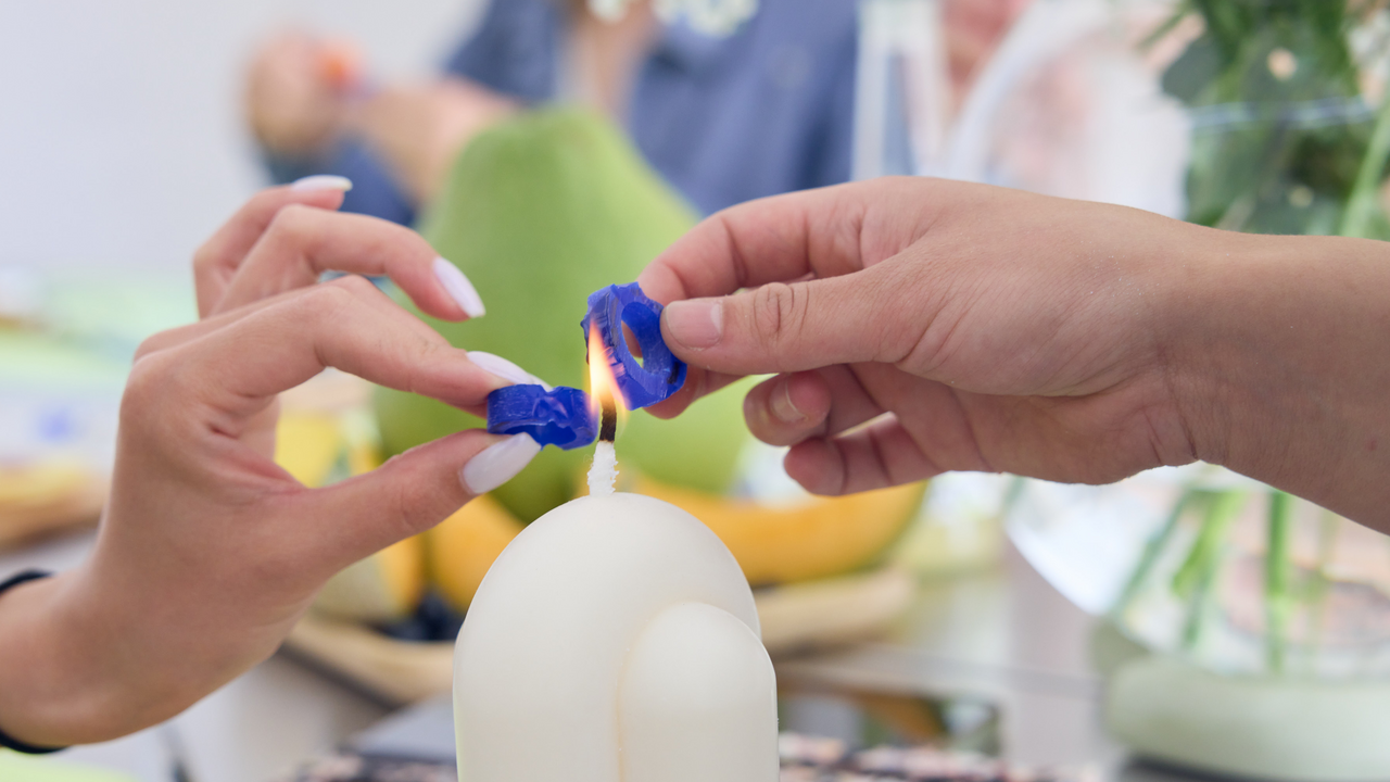 In einem intimen, persönlichen Workshop für zwei Personen werdet ihr durch den Prozess des Entwerfens und Anfertigens eurer einzigartigen Ringe geführt. Sei es für die Verlobung, die Hochzeit oder einfach für einen langhaltenden Ring, den ihr gemeinsam herstellen möchtet. In unserem Atelier in Altstetten habt ihr in 2,5 Stunden die Möglichkeit, ein einzigartiges Symbol eurer Liebe zu schaffen. Nach dem Workshop giessen wir eure Ringe in Silber oder 18 Karat Gold und stellen ihn für euch fertig. In nur zwei bis drei Wochen erhält ihr euren fertigen Ringe.