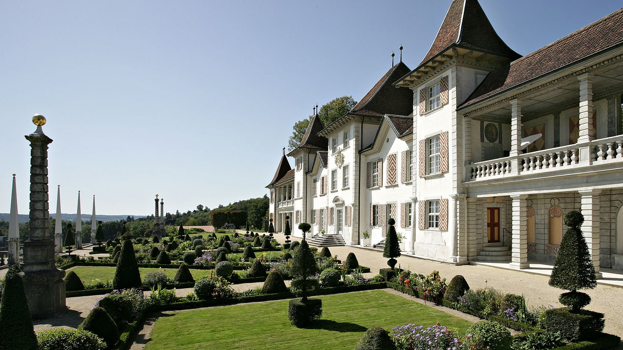 Begleiten Sie uns auf eine unvergessliche Fahrt entlang der historischen Stadtmauern von Solothurn und hinauf zum majestätischen Hausberg Weissenstein auf 1284müM. Dort oben eröffnet sich Ihnen eine atemberaubende Aussicht auf die wunderschöne Landschaft. Tanken Sie frische Energie und lassen Sie den Alltag hinter sich, während Sie das Panorama der schönsten Barockstadt und die Alpenkette vom Säntis bis zum Mont Blanc geniessen mit einem letzten Stopp in der Öufi Brauerei.