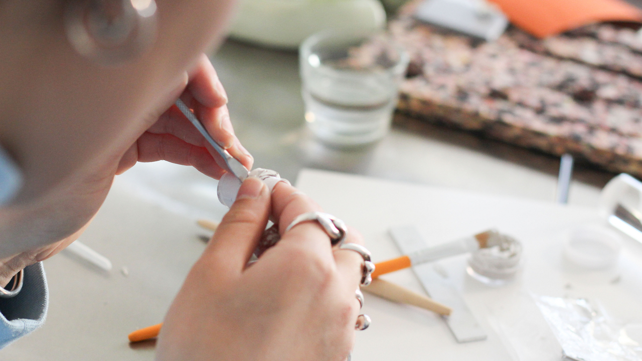 Mit dem tonartigen Material Silver Clay gestalten wir über 3 Stunden Schmuckstücke. Zuerst wird er geformt, optional kann man auch Steine fasst und dann brennen wir den direkt vor Ort aus, damit du mit deinem fertigen Schmuck nach Hause kannst :)