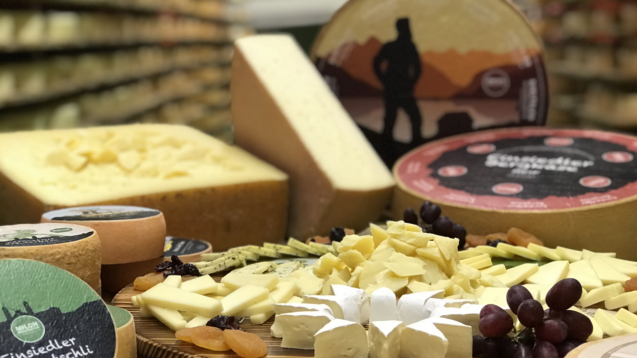 Erleben Sie die Welt der Einsiedler Bergmilchprodukte hautnah und entdecken Sie, wie Tradition und Handwerk in unserer Milchmanufaktur zusammenfinden. Freuen Sie sich auf eine spannende Führung mit anschliessender Degustation feinster Käse- und Joghurtspezialitäten.