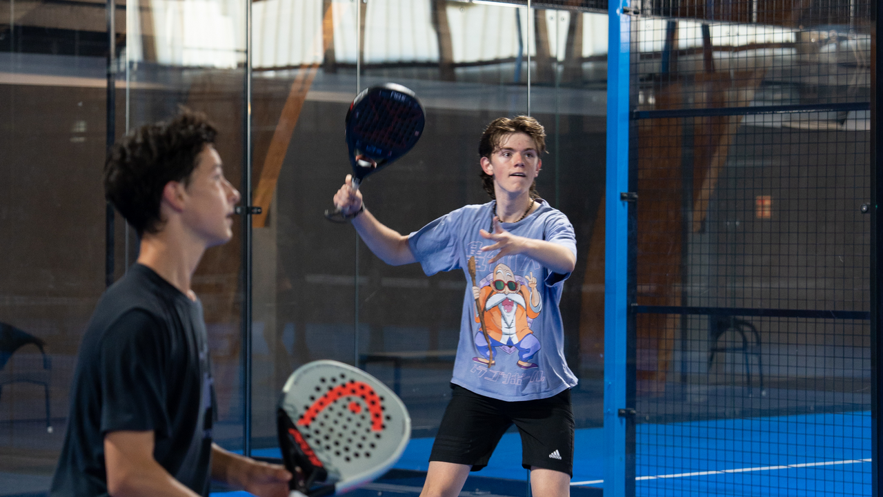 Padel - Team Spirit on Court Suchst du nach der perfekten Location für deinen nächsten Event? Ob für Freizeit oder Business – unsere vielseitig ausgestatteten Räumlichkeiten bieten den idealen Rahmen für ein unvergessliches Erlebnis. Freue dich auf spannende Padel-Matches, köstliches Essen und eine Atmosphäre, die deinen Gästen noch lange in Erinnerung bleibt – sei es bei privaten Feiern, geschäftlichen Anlässen oder Vereins-Ausflügen.