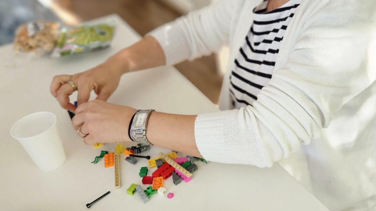 Lust auf ein Event, das verbindet, inspiriert und einfach Spass macht? Bricks & Bites bringt Menschen zusammen: Teams, Freunde, Familien oder Vereine. Bei Wein, LEGO® Serious Play® und feinem Apéro entstehen neue Gespräche, gemeinsames Lachen und kleine Aha-Momente. Locker, unkompliziert und mit grossem Effekt.