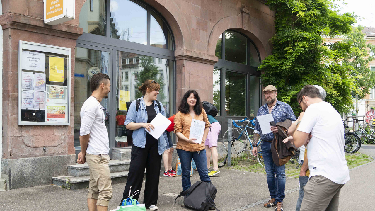 Das interaktive Stadterlebnis beleuchtet anhand von konkreten Beispielen die sozialen und ökologischen Auswirkungen unseres Konsumverhaltens auf die gesamte Welt. Der Stadtrundgang führt die Teilnehmenden direkt an den Ort des Geschehens, wo wir täglich konsumieren. An den gezielt ausgewählten Standorten hinterfragen wir die eigenen Konsumgewohnheiten, regen Diskussionen an und zeigen konkrete Handlungsoptionen für einen verantwortungsbewussten, zukunftsfähigen und klimafreundlichen Konsum.