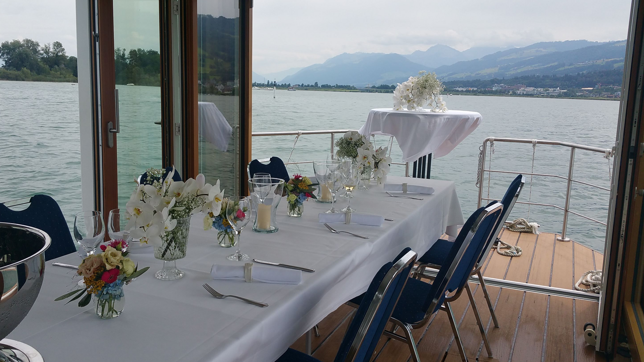 Planen Sie einen besonderen Ausflug, ein inspirierendes Seminar oder ein Fest im kleinen Kreis? Das wunderschöne kleine Hausboot auf dem Zürichsee lässt sich exklusiv mieten, um unvergessliche Stunden auf dem Wasser zu verbringen. Der Heimathafen am linken Seeufer befindet sich in Richterswil. Am rechten Seeufer können Sie sich in Stäfa abholen lassen. Selbstverständlich sind auch Fahrten von und zu jeder anderen Anlagestelle am See möglich (gegen Aufpreis).