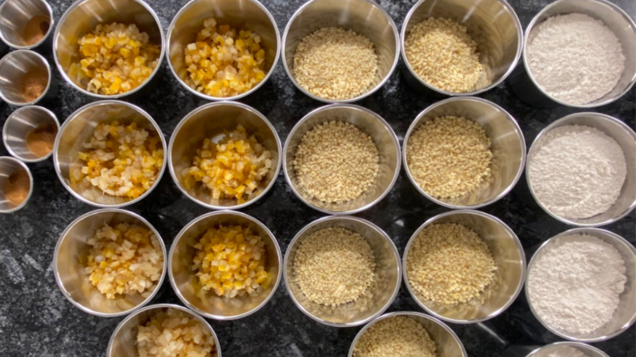 In diesem süssen Läckerli Workshop lernen Sie Basler Läckerli selber herstellen. Ein unterhaltsamer Team Event mit Geschichte zum Basler Läckerli und Handarbeit bis das Gebäck fertig ist. Vereinsanlass, Firmenevent, Familientreffen, Geburtstagsfeier, Babyshower Party, Polterabend, Weihnachts- oder Vollmondbacken.