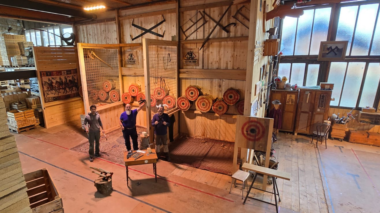 Schnell und präzise – Messerwerfen verlangt Konzentration – und macht richtig Spass. Ein erfahrener Instruktor führt euch durch den gesamten Kurs. Enthalten: Einführung in Technik, Haltung & Sicherheit Wurftraining mit verschiedenen Wurfmessern Kleiner Wettkampf zum Abschluss Wurfgegenstände Verschiedene Wurfmesser Äxte Schaufel