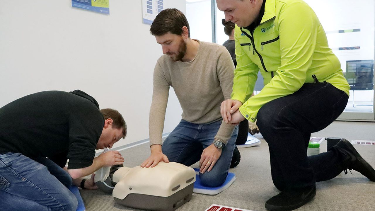 Gemeinsam Leben retten - Kompakt Lebensrettung leichter gemacht! BLS Kompaktkurs – Ihre Sicherheit in jeder Notsituation Haben Sie sich jemals gefragt, ob Sie im Ernstfall richtig handeln können? Mit unserem BLS-Komplettkurs sind Sie bestens vorbereitet! Was ist BLS? BLS steht für Basic Life Support und umfasst grundlegende Maßnahmen der Wiederbelebung, die in Notfällen Leben retten können.