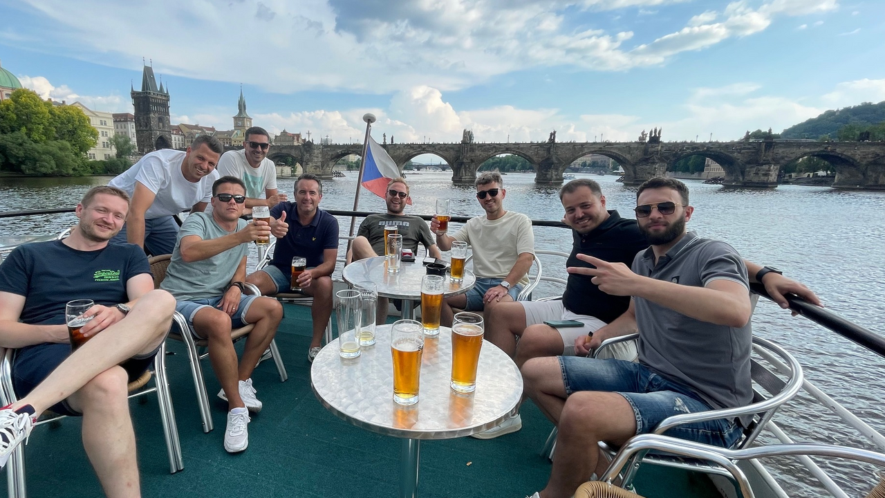 Flusskreuzfahrt für eine Stunde im Herzen von Prag mit unbegrenztem Bier, Wein, Softdrinks, Kaffee und Wasser