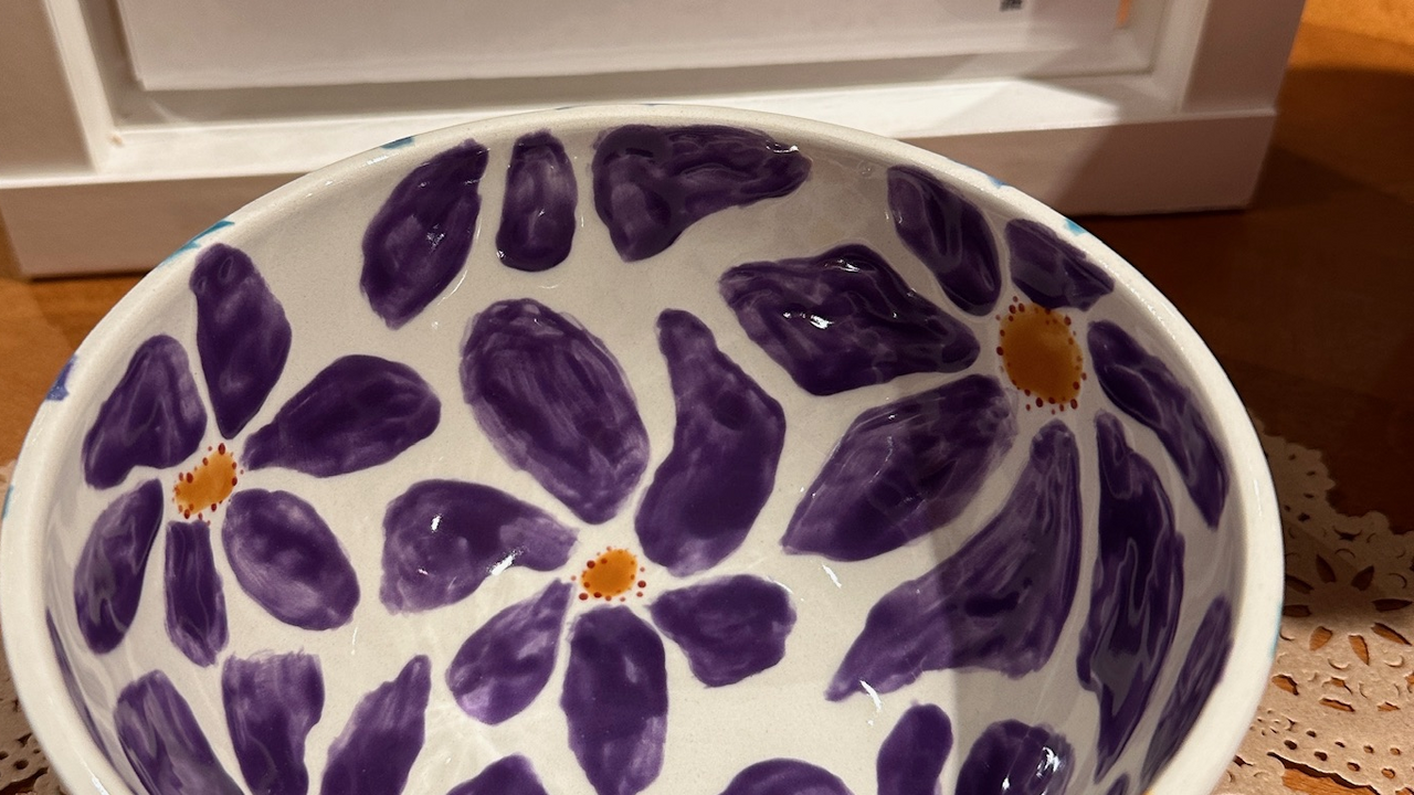 Planst Du einen Firmenanlass und möchtest deinen Kunden, Gästen, sowie Mitarbeitenden etwas Besonderes bieten? Mit uns bringst du Kreativität direkt an deinen Anlass. Wir sind bei dir vor Ort und gestalten einen einladenden Kreativ-Stand, an dem Deine Gäste während des Anlasses eine entspannte, kreative Auszeit geniessen können. Unter fachkundiger Anleitung bemalen die Teilnehmenden einen Keramikgegenstand ihrer Wahl – ein persönliches Erinnerungsstück, das bleibt.