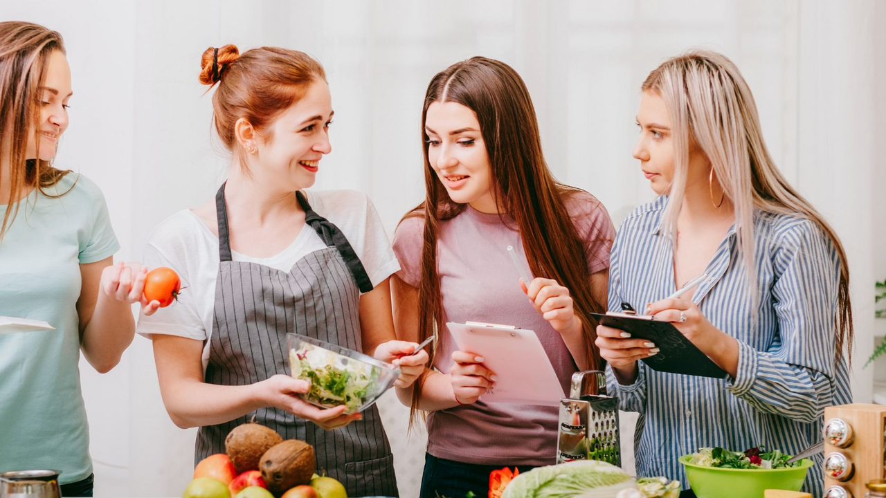 In diesem besonderen Koch-Workshop steht das freie, kreative Kochen im Mittelpunkt. Unter fachkundiger Begleitung und mit wertvollen Tipps rund um gesunde Ernährung gestalten die Teilnehmenden aus regionalen, saisonalen Bio-Zutaten eigene Gerichte, die sich zu einem gemeinsamen Menü vereinen. So entsteht spielerisch und intuitiv ein kulinarisches Erlebnis voller Genuss, Überraschungen und Teamgeist.