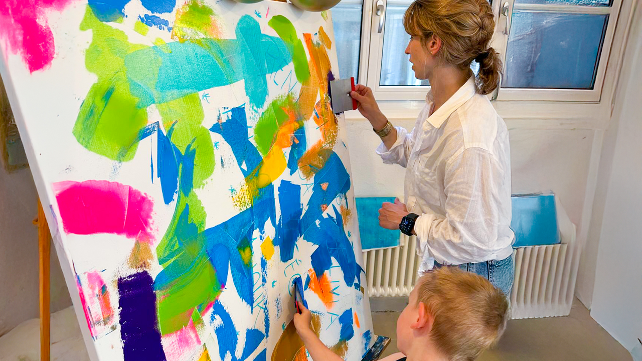 Tauche ein in die Welt der Farben und erlebe, wie Kunst Generationen verbindet! Ob Kinder, Eltern, Grosseltern oder sogar der Familienhund – beim Generationenmalen könnt ihr eure Kreativität frei entfalten. In diesem besonderen Workshop entsteht ein gemeinsames Kunstwerk, das nicht nur euer Zuhause verschönert, sondern auch an ein unvergessliches Erlebnis mit euren Liebsten erinnert.