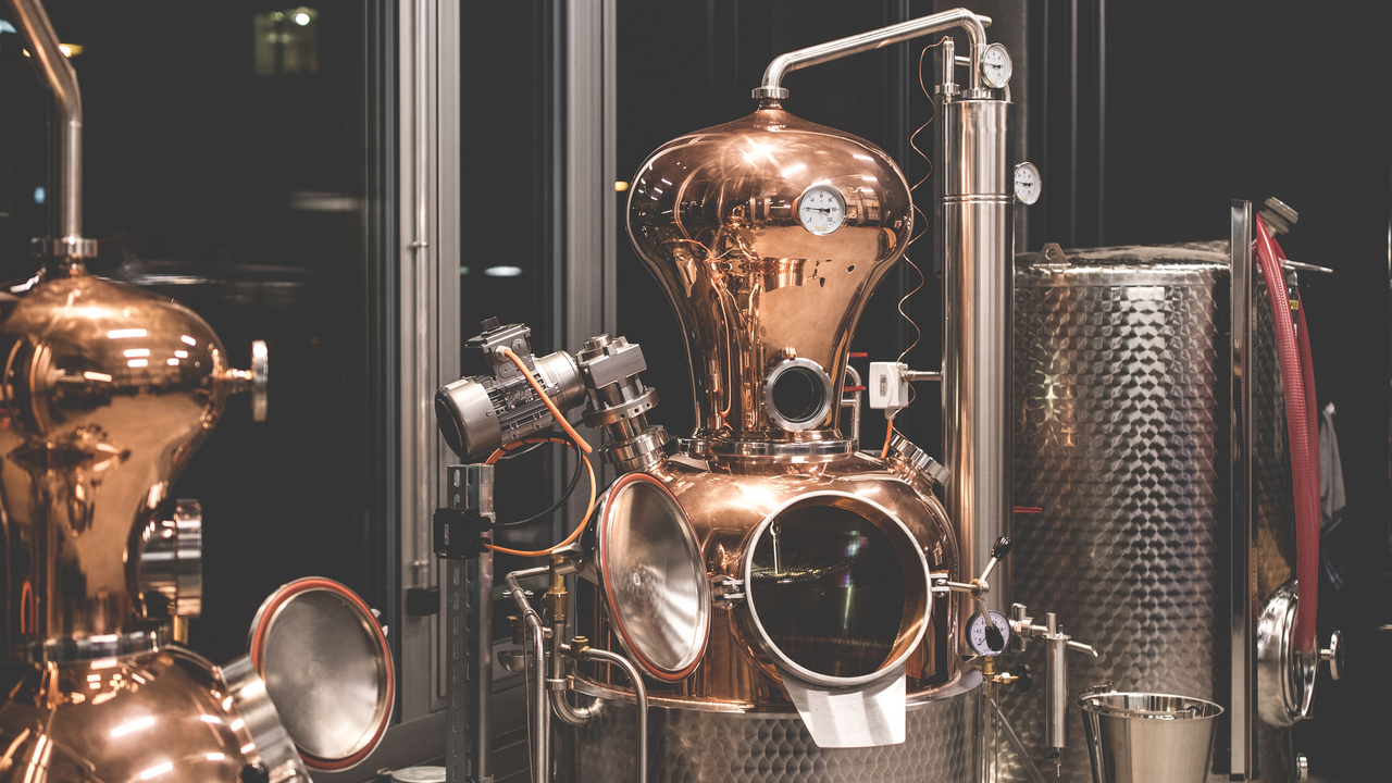 Nach einem Welcome Drink eurer Wahl erfahrt ihr alles Wissenswerte über die Geschichte des Gins und dessen Herstellung. Ihr werdet durch die Räumlichkeiten sowie die Produktion geführt und bekommt einen Einblick in die erste Destillerie der Stadt Zürich. Während der anschliessenden Degustation erzählen wir euch mehr über unsere Destillate und beantworten gerne eure Fragen. Zum Abschluss erhält jede Teilnehmer:in zudem noch ein kleines Give-Away von uns. Der perfekte Event für alle, welche viel erleben möchten, aber nur wenig Zeit mitbringen! Der private Führung kostet 55.- pro Person und wird ab 8 Teilnehmern durchgeführt. Für private Gruppen gibt es weitere Angebote, stelle gerne eine Offertanfrage.