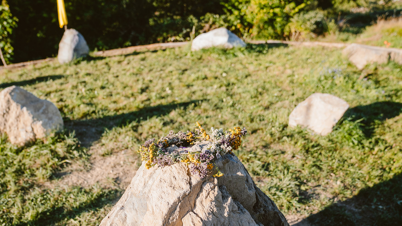 Viele Orte in den Alpen gelten seit Jahrhunderten als besondere Kraftplätze. Auf dieser Führung lernen Sie markante Bäume, Felsen und von Menschen geschaffene Orte der Stille kennen. Begleitet von kurzen Meditationen und stillen Momenten können Sie die besondere Atmosphäre dieser Plätze bewusst wahrnehmen. Jeder Ort erzählt seine eigene Geschichte und lädt dazu ein, in eine tiefere Verbindung mit der Natur zu treten.