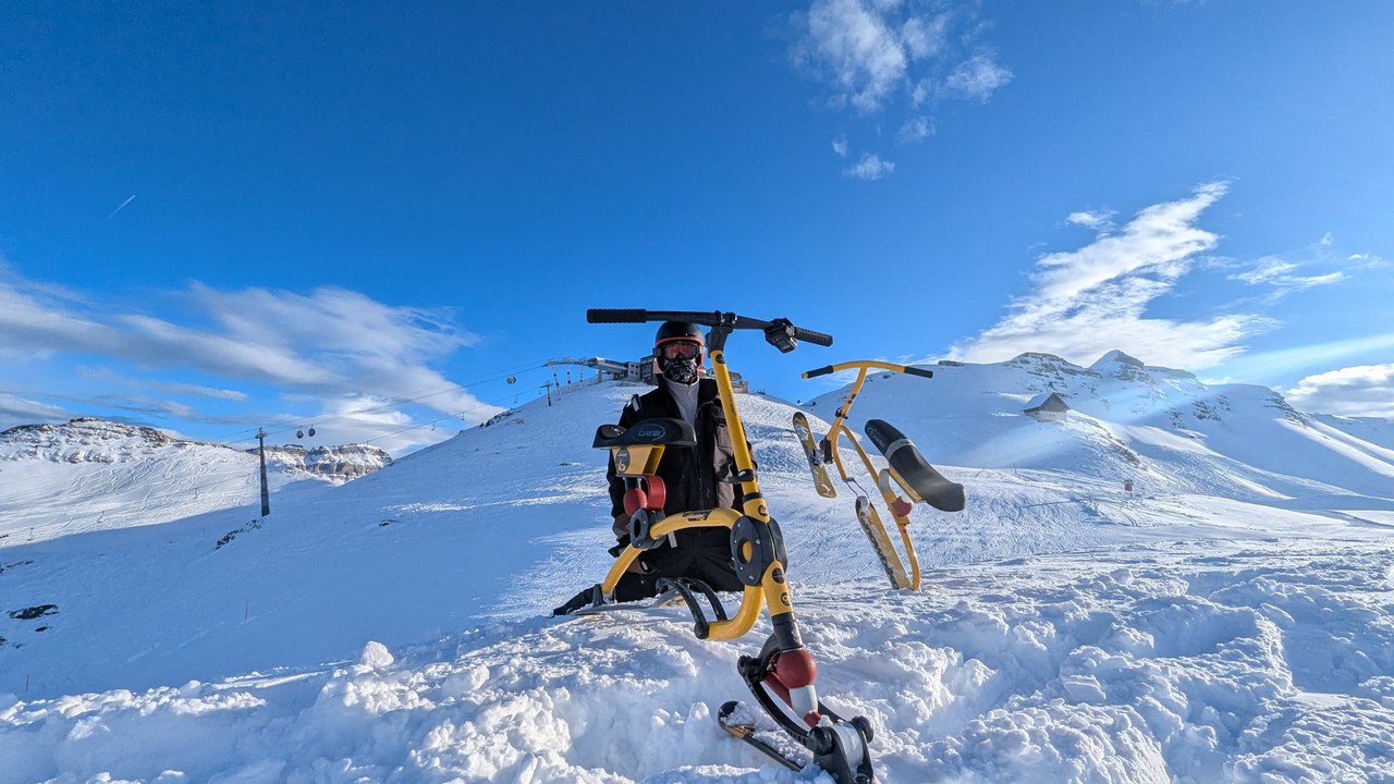 Neu: im Winter 2025-26 auch in Flumserberg. Nach 12 Wintersaisons im Berner Oberland (Zweisimmen-Gstaad-Lenk) expandieren wir mit 2 Instruktoren in die Region Zürich - Ostschweiz. Ein Wintersport der wirklich Fun-Sport ist! Unsere Snowbikes sind vorne und hinten gefedert – ähnlich wie Mountainbikes. «Langsam? Oder: Etwas für alte Leute?» Denkste: der Weltrekord von Erich Brenter von 1964 liegt bei 166 km/h! Aber so schnell fahren wir nicht beim Lernen! Versprochen. Nach 30 Minuten Einführung beherrschst Du die Grundkenntnisse und gleitest mit Deiner Gruppe ins Tal hinab. Ab 2. und 3. Abfahrt wird es immer schneller, aber kontrolliert. Nachmittags werden lange, schnelle Schwünge und Kurzschwünge instruiert, je nach Fortschritt der Gruppe.