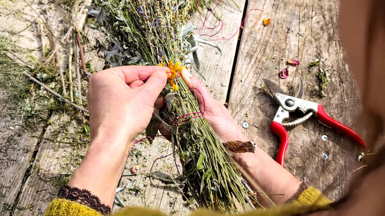 Räuchern ist eine uralte Praxis, die in vielen Kulturen tief verwurzelt ist. Sie dient der Reinigung, der Zeremonie und der Verbindung mit dem Wesentlichen. In diesem besonderen Workshop lernen Sie Räucherpflanzen kennen, binden Ihren eigenen Räucherstängel und erfahren mehr über die Bedeutung und Anwendung traditioneller Räucherrituale.