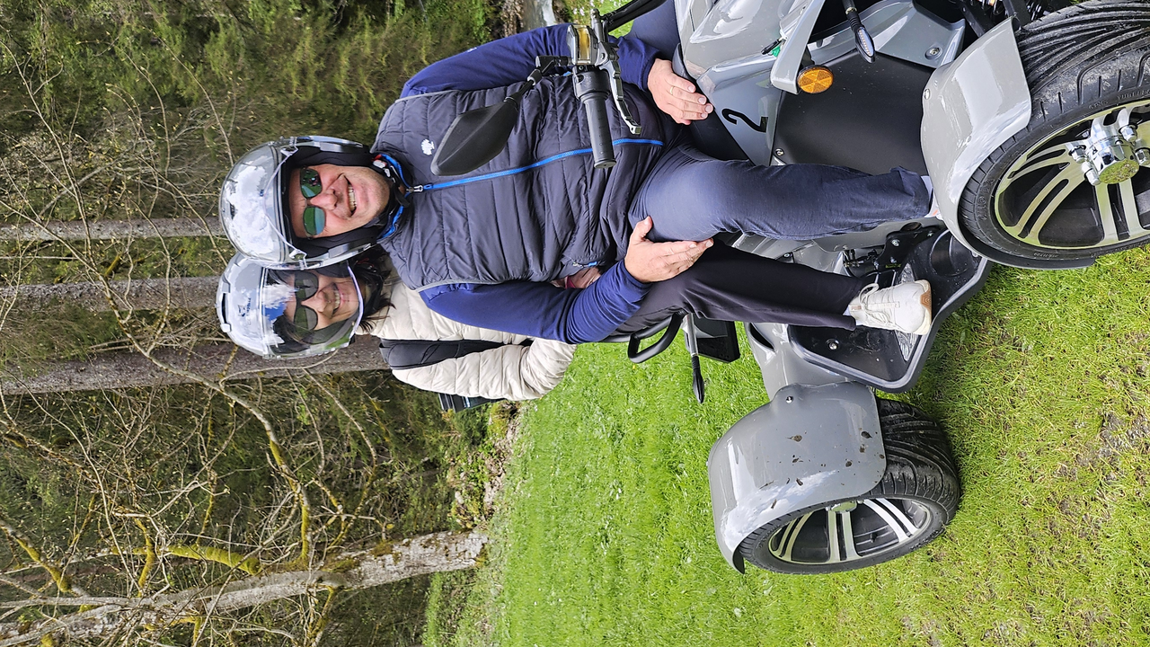 Erleben Sie Gstaads atemberaubende Bergwelt aus einer neuen Perspektive – auf einer geführten E-Quad Tour. Abseits der klassischen Routen geht es auf modernen, geräuscharmen Quads durch malerische Landschaften. Die Tour verbindet Abenteuer, Naturerlebnis und Fahrspass auf nachhaltige Weise. Ein besonderes Highlight für alle, die Gstaad aktiv und stilvoll entdecken möchten.