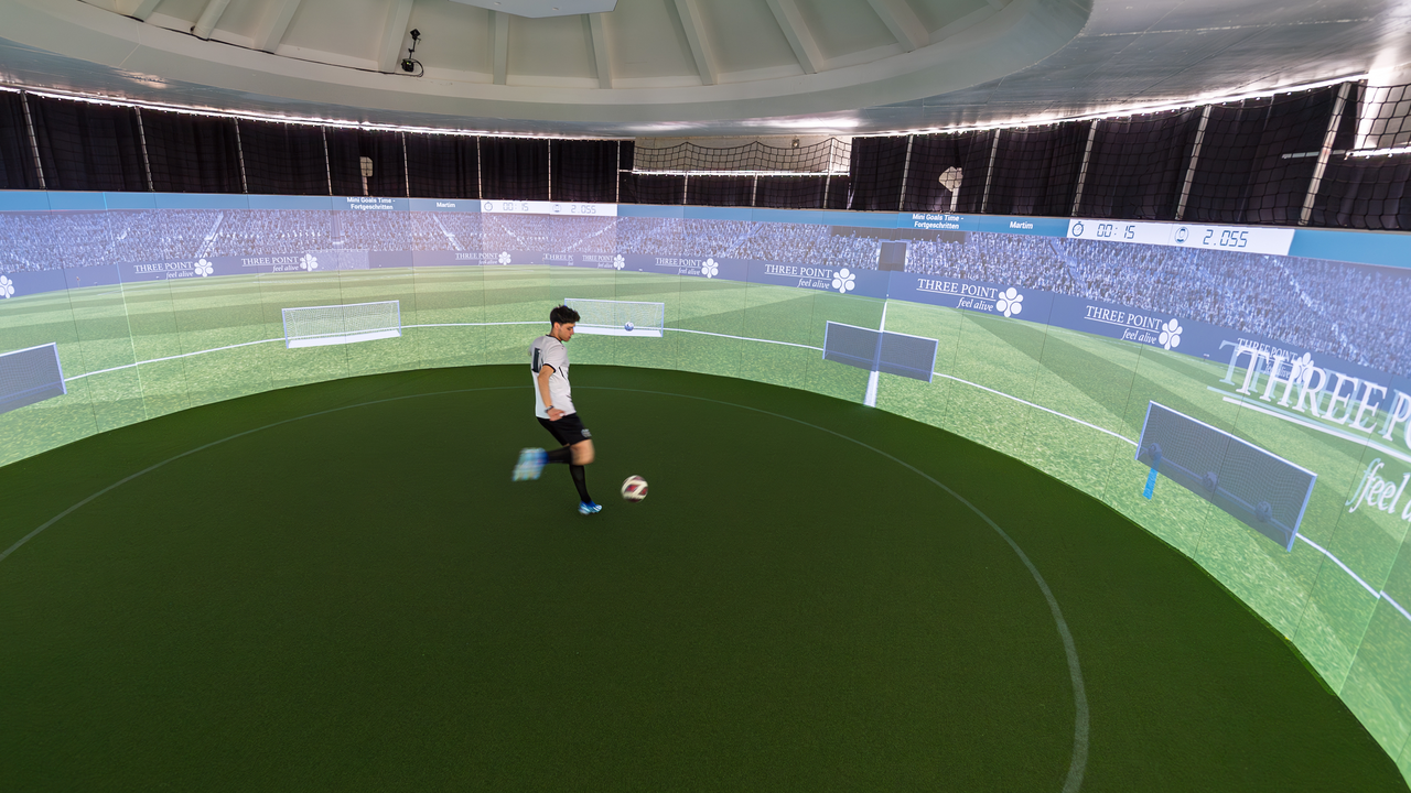 Der SoccerBot360 ist ein Indoor Trainingsgerät mit 10 Meter Durchmesser. Das ist virtuelles Fussballtraining vom Feinsten! Mit diesem Training verbesserst du deine Leistung und deine kognitiven Fähigkeiten. Erlebe jetzt dieses einzigartige & innovative Trainingserlebnis.