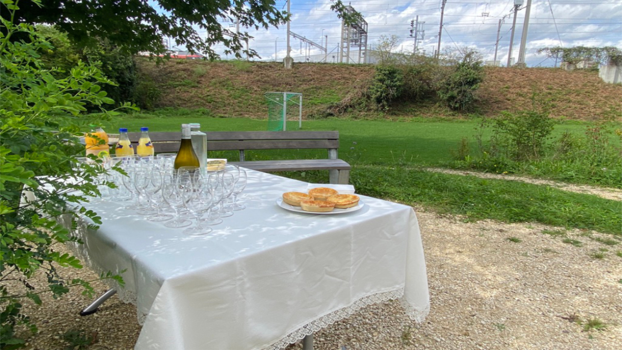 In diesem süssen Läckerli Workshop lernen Sie Basler Läckerli selber herstellen. Ein unterhaltsamer Team Event mit Geschichte zum Basler Läckerli und Handarbeit bis das Gebäck fertig ist. Vereinsanlass, Firmenevent, Familientreffen, Geburtstagsfeier, Babyshower Party, Polterabend, Weihnachts- oder Vollmondbacken.