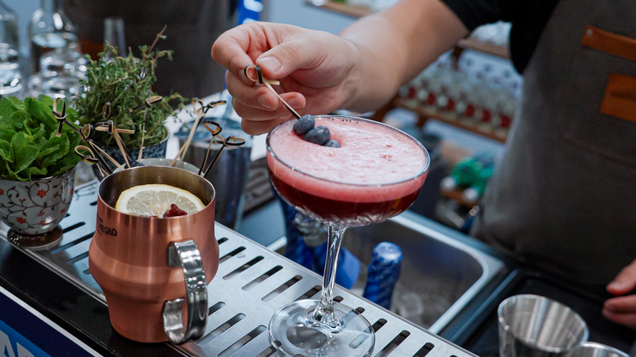 Ob Firmenfeier, Hochzeit oder private Party - ich bringe die Bar direkt zu dir. Mit über zehn Jahren Erfahrung, einem Gespür für Aromen und viel Liebe zum Detail kreiere ich Drinks, die begeistern. Von Klassikern über Longdrinks bis hin zu individuellen Signature Cocktails wird jeder Anlass zu einem echten Genussmoment.