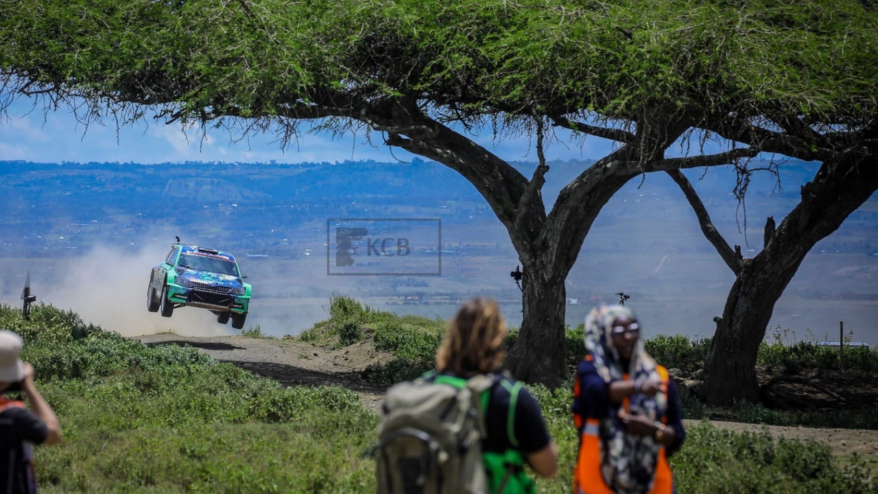 WRC Safari Rallye Kenia 2026: Das ultimative Motorsport-Erlebnis. Motorengebrüll, Staubwolken auf den Hochgeschwindigkeitsstrecken, die elektrisierende Atmosphäre jubelnder internationaler Fans unter dem afrikanischen Himmel – die WRC Safari Rallye Kenia 2026 verspricht, eines der unvergesslichsten Motorsport-Erlebnisse aller Zeiten zu werden.