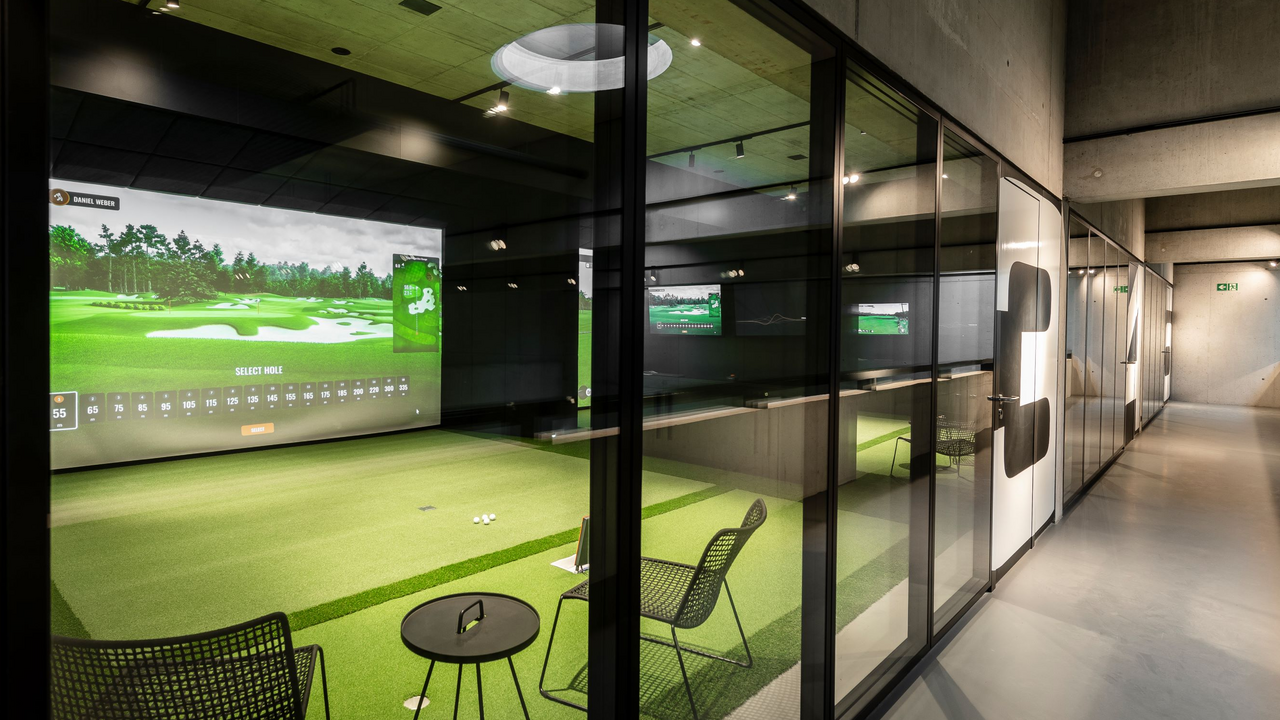 Entdecken Sie in der Gruppe das Golfcenter, zentral gelegen im Herzen der Schweiz. Ausgestattet mit modernsten Technologien setzt das schweizweit grösste Indoor Trainings Center auch europäisch Massstäbe. Ob Teamevent, Kundenanlass oder eine Runde mit Freunden - hier spielen und trainieren Sie auf Pro Tour Niveau!