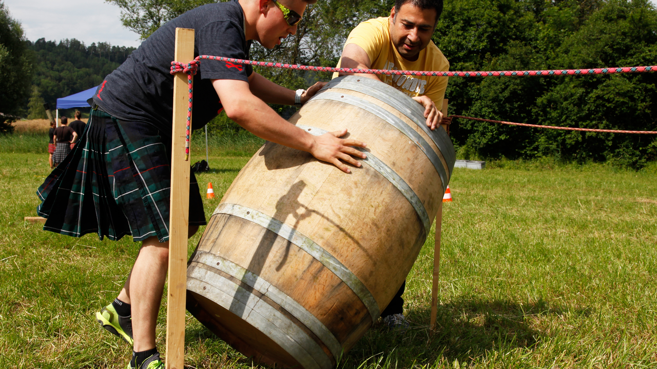 Fördert Geschicklichkeit und Teamgeist....und startet mit einem Schluck Whisky! Dieser Themen-Event eignet sich ideal um einen Wettkampf durchzuführen. Die Teams bilden schottische Clans und kämpfen mit fairen Mitteln um Ruhm und Ehre. Es geht hier nicht nur um Kraft, sondern auch um Geschicklichkeit und Teamgeist. Alle Spielposten sind sowohl für Männer als auch für Frauen ausgelegt. Wählen Sie Ihre Favoriten unter den Schottenspielen aus z.B. Axt werfen; Baumstamm werfen; Whiskyfass-Parcours; Steinstossen; Bogenschiessen usw.