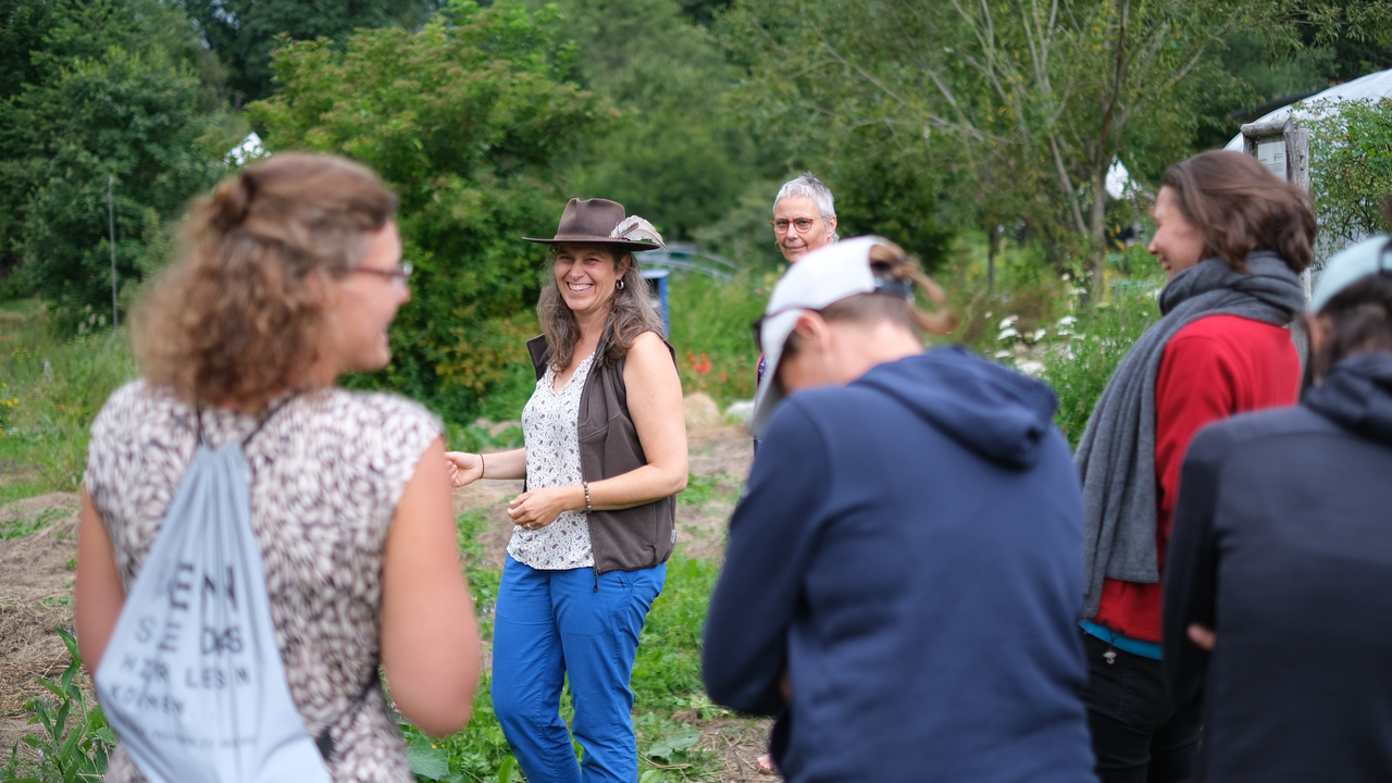 Hoch über dem Tal, inmitten einer vielfältigen Berglandschaft, pflegen wir eine der artenreichsten Permakulturanlagen der Schweiz. Auf dieser geführten Tour tauchen Sie ein in unsere Gärten, Terrassen und Anbauflächen. Sie besuchen den Gemüsegarten, die Staudengärtnerei, den Saatgutgarten, den Pilzpfad und die duftenden Kräuterterrassen.