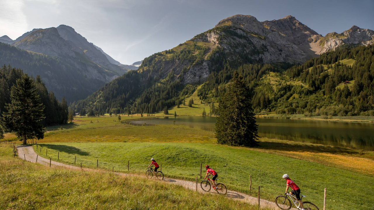 Mountainbike Gstaad und Umgebung Erkunden die zahlreichen Trails und Radwege in Gstaad, Rougemont und Umgebung mit dem Mountainbike, E-Bike oder Rennrad. Gstaad und Rougemont bieten eine abwechslungsreiche Landschaft und atemberaubende Aussichten, die sicher auch dich und deine Familie begeistern werden.