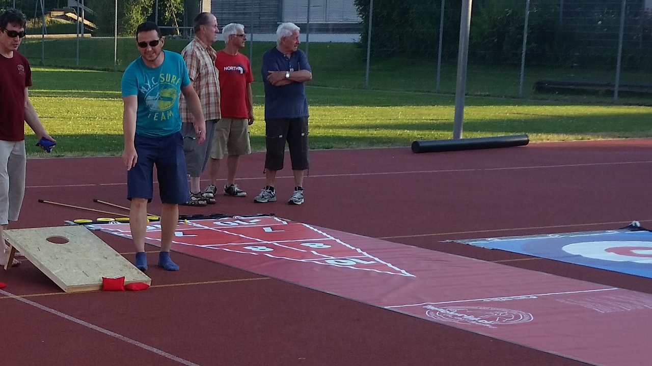 Spielen sie mit, mobilen Bahnen, da wo sie, ihren Event, möchten, fast alle Kantone (ohne Genf, Waadt, Wallis, Tessin, Ober-Unterengadin. Oder in Hirschthal Ag Freitag-Sonntag, haben wir, einen Raum. Curling-Stockshiessen (eine Mischung aus dem Eis-Curling + Eisstockschiessen oder Shuffleboard (mit Disc + Cues), bekannt von Kreuzfahrten. Beide Spiele, können auch, kombiniert, werden. Schlag den Gegner, bekannt von Pro7 und RTL (15 Spiele; Wissen-Können, Glück-Geschick und 5 Sportspiele)