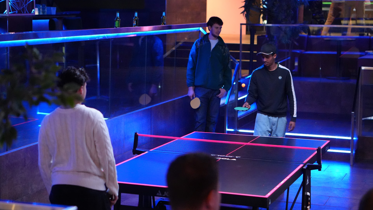 Spielen in Basel Die Ping Pong Lounge Basel verbindet modernes Entertainment mit stilvoller Lounge-Atmosphäre und bietet den perfekten Rahmen für Firmenanlässe, Team-Events und unvergessliche Abende. Ob Afterwork, Kundenanlass oder Weihnachtsfeier – hier treffen Spiel, Drinks, Musik und Social Experience aufeinander.