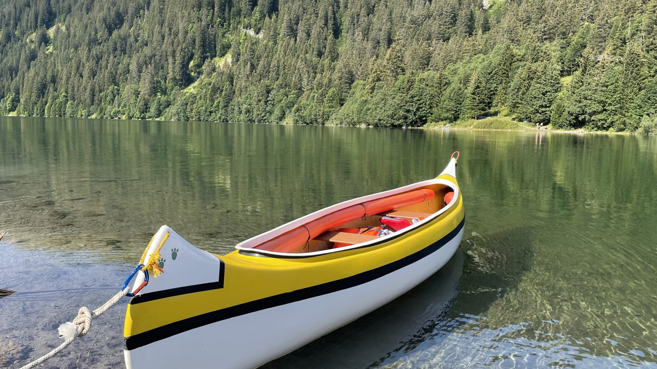 Kayak, SUP oder Kanu in Gstaad und Umgebung In unmittelbarer Nähe von Gstaad und Rougemont gibt es eine Vielzahl von Bergseen und Gletscherflüssen. Jedes Gewässer ist einzigartig und besticht mit kristallklarem Wasser. Die Natur in und um die Gewässer ist reich an einheimischer Flora und Fauna. Vom Wasser aus hat man die beste Sicht auf die eindrücklichen Schweizer Alpen, die sich Hunderte von Metern über den Kopf erheben. Paddle mit unseren Guides im Kajak und Kanu oder teste dein Gleichgewicht auf einem Stand Up Paddle (SUP). Lass dich von unseren Guides auf diese unbeschreibliche Reise zu den ruhigen Alpenseen und den kristallklaren Bergflüssen mitnehmen.