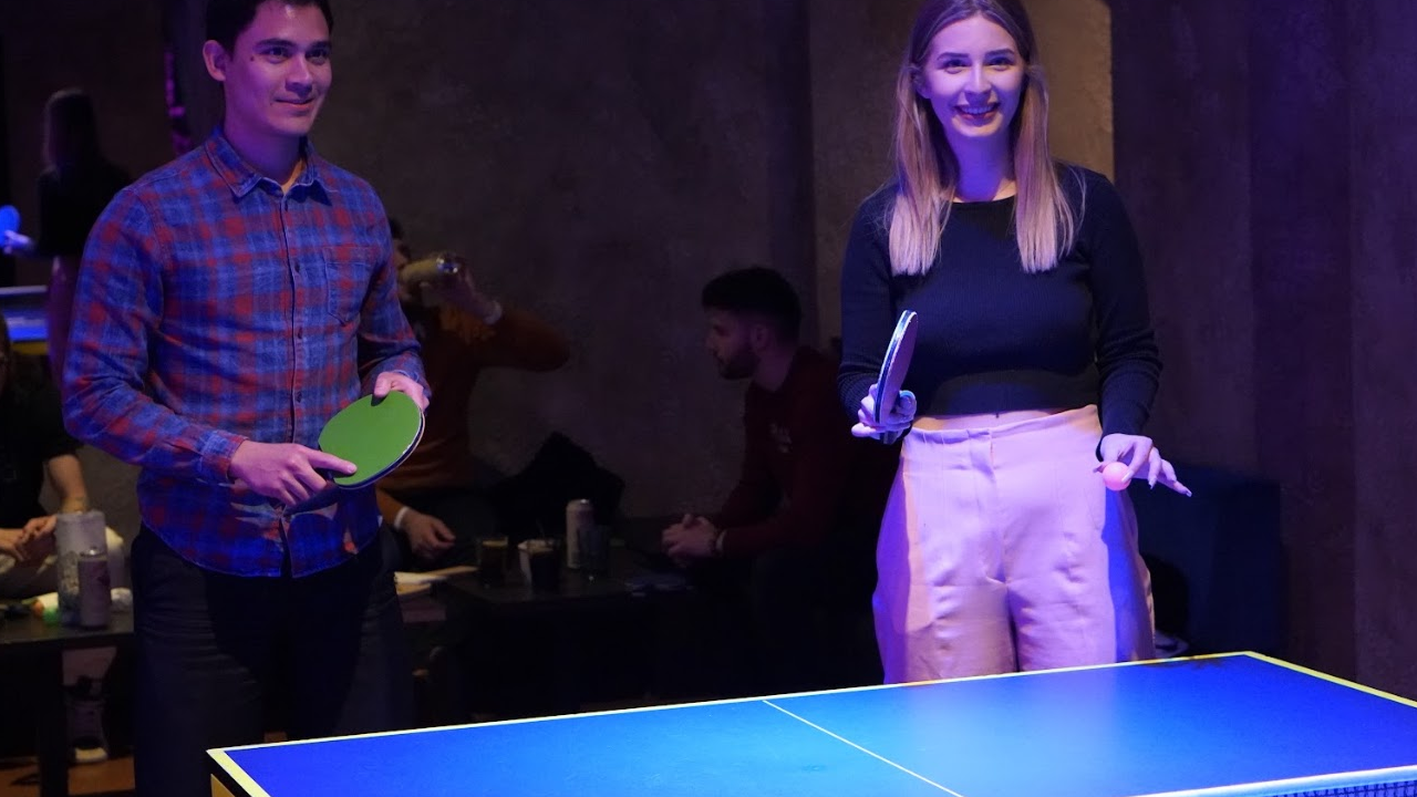 Neue Leute kennenlernen, gute Drinks und natürlich Ping Pong: Die Single Nights starten mit einem Welcome Drink, bevor drei 30-minütige Stationen im Wechsel folgen - Rundlauf, Doppel mit Partnerwechsel und Speeddating. Ping Pong ist hier Mittel zum Kennenlernen, nicht Wettkampf. Vorkenntnisse braucht niemand, Schläger und Bälle sind vor Ort. Wer alleine kommt, ist genau richtig: Die meisten Gäste kommen als Singles und möchten in entspannter Atmosphäre neue Menschen kennenlernen. Alles ist ungezwungen und locker - und anschliessend kann der Abend gemeinsam ausklingen.