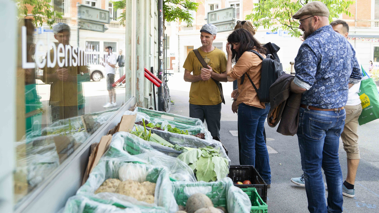 Stadterlebnis Lebensmittel und Nachhaltigkeit Der interaktive Stadtrundgang beleuchtet anhand von konkreten Beispielen die sozialen und ökologischen Auswirkungen unseres Konsumverhaltens auf die gesamte Welt. Der Stadtrundgang führt die Teilnehmenden direkt an den Ort des Geschehens, wo wir täglich konsumieren. An den gezielt ausgewählten Standorten hinterfragen wir die eigenen Konsumgewohnheiten, regen Diskussionen an und zeigen konkrete Handlungsoptionen für einen verantwortungsbewussten, zukunftsfähigen und klimafreundlichen Konsum.