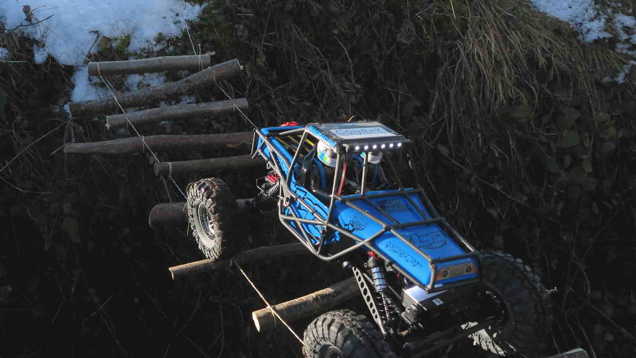 «Crawler» sind ferngesteuerte Geländefahrzeuge in einem Massstab von 1:10 nachgebaut, die präzise durch unwegsames Gelände gesteuert werden können. Es soll eine möglichst raffinierte Strecke gebaut werden. Natürliche Ressourcen (Steine, Äste etc.) werden aus der umliegenden Natur als Hindernisse genutzt. Die Gelände-Fahrzeuge werden erst gegen Ende der Bauphase an die Gruppen abgegeben, damit alle ihren Abschnitt der Strecke testen können. Danach bekommen die Teams Gelegenheit, Verbesserungen zu machen. Aus jeder Gruppe wird ein Fahrer bestimmt, der die ganze Piste möglichst schnell und mit wenig Fehlern absolviert.