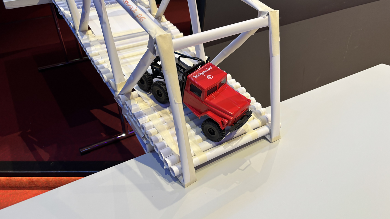Versuchen Sie sich als Ingenieure und bauen Sie in Gruppen à drei bis vier Personen aus Papier eine möglichst lange und stabile Brücke. Nebst Improvisationstalent und guten Ideen sind hierbei handwerkliches Geschick und vor allem Teamwork gefragt. Spielerisch erleben Sie bei diesem Workshop die Lust am experimentellen Vorgehen und der konstruktive Umgang mit Scheitern. Ob Ihre Brücke hält, zeigt am Ende ein kleines Auto, das beim Darüberfahren den Belastungstest macht.