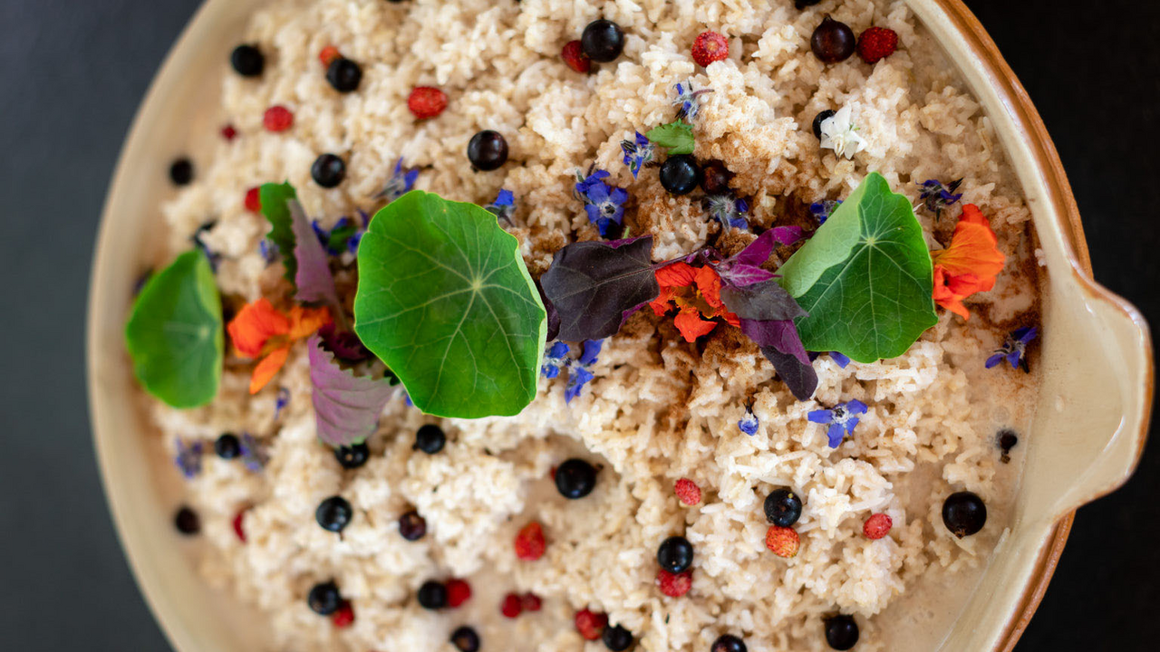 Die Natur ist ein reich gedeckter Tisch – wenn man weiss, wo man hinschauen muss. Bei diesem besonderen Erlebnis lernen Sie essbare Wildpflanzen kennen, sammeln und geniessen. Dabei entdecken Sie nicht nur spannende Geschmacksrichtungen, sondern auch die Freude am unmittelbaren Verarbeiten mit dem, was direkt um uns wächst.